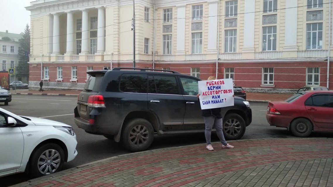 Фотофакт: орловчанка предложила депутату Рыбакову «сдать мандат»