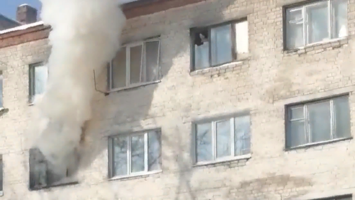 ВИДЕО: в орловской многоэтажке на улице Маринченко сгорела одна из комнат