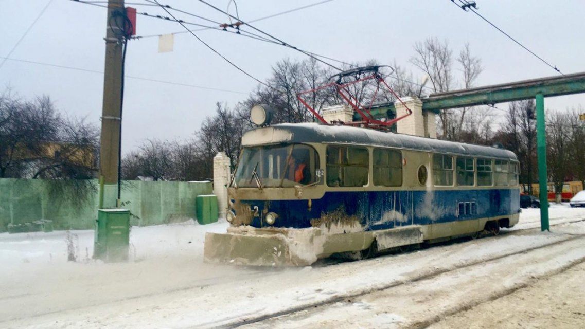 Фотофакт: в Орле очищают рельсы от снега специальные трамваи