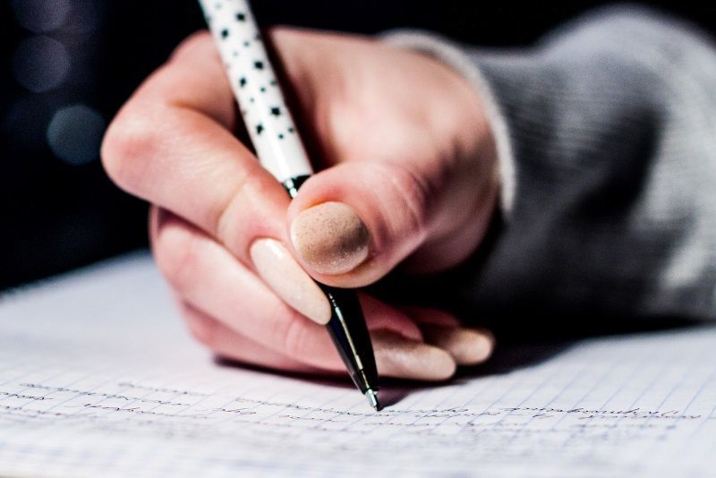 Болховчанка из ненависти к приятелю обвинила его в краже денег и изнасиловании