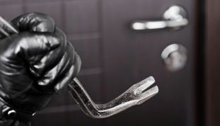 В Орле грабитель избил хозяина квартиры и убежал без награбленного