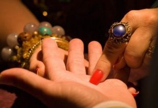 Очередная пожилая жертва «целительницы» лишилась полумиллиона