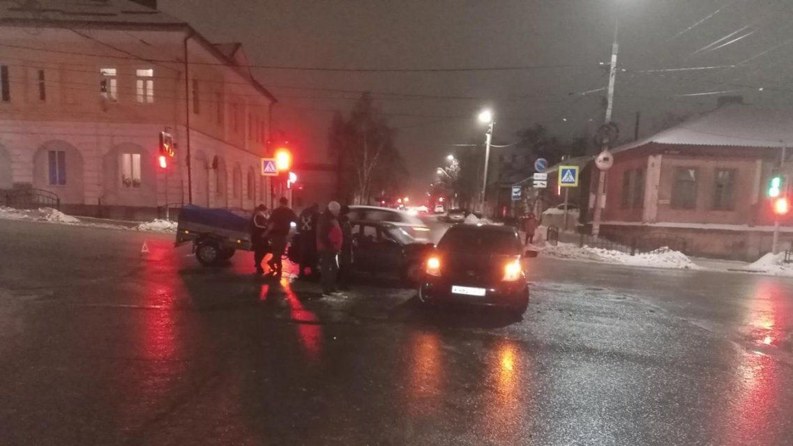 В Ливнах на Орловщине не разъехались иномарка и ВАЗ