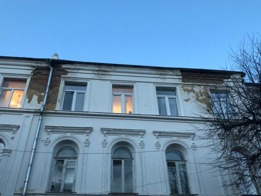 На «самой красивой улице мира» в Орле продолжает сыпаться град из штукатурки