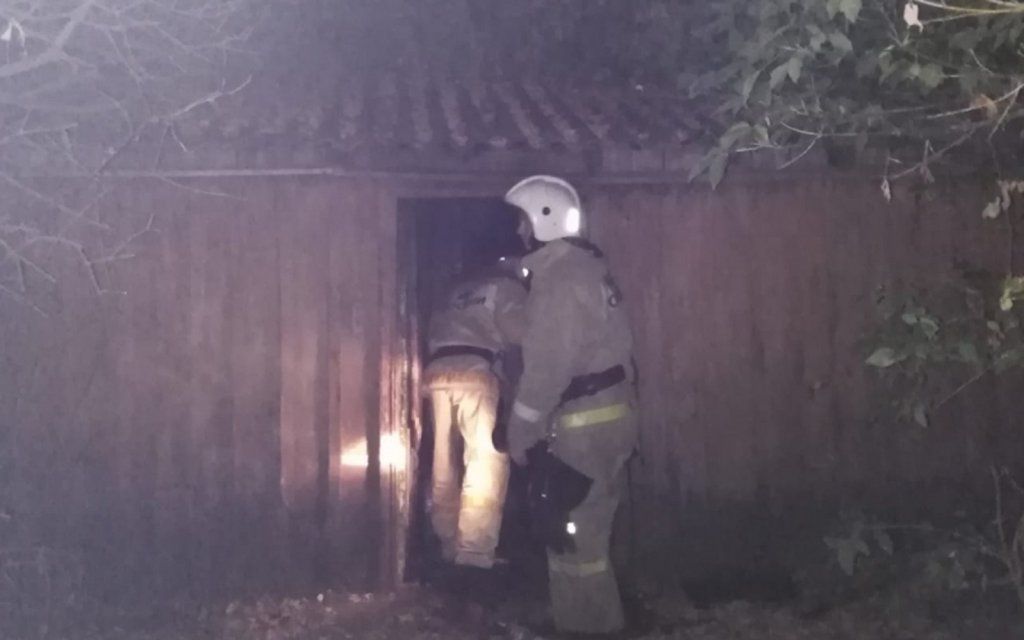 В Орле тушили двухэтажный жилой дом с баней