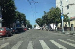 На 1-й Посадской начали укладывать выравнивающий слой асфальта