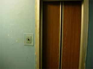 В Северном районе Орла жители ездили в незастрахованных лифтах 