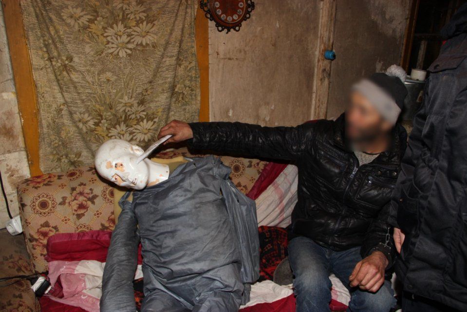 Житель Болховского района во время застолья пытался убить знакомого