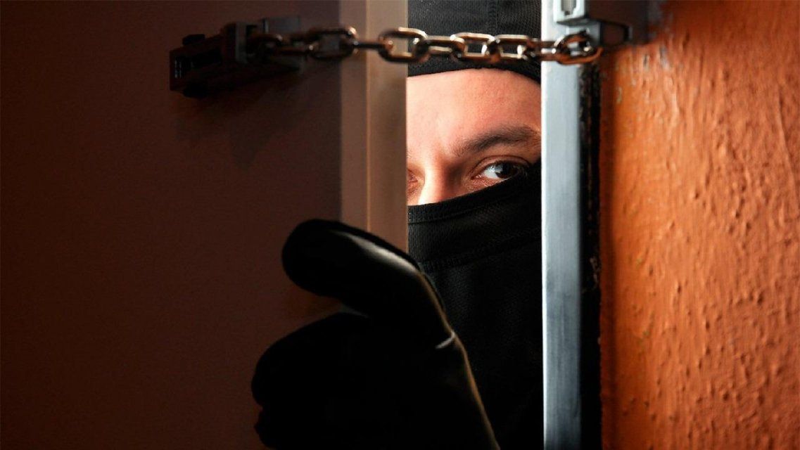 Двое амчан в черных масках ограбили автостоянку и избили ее работника