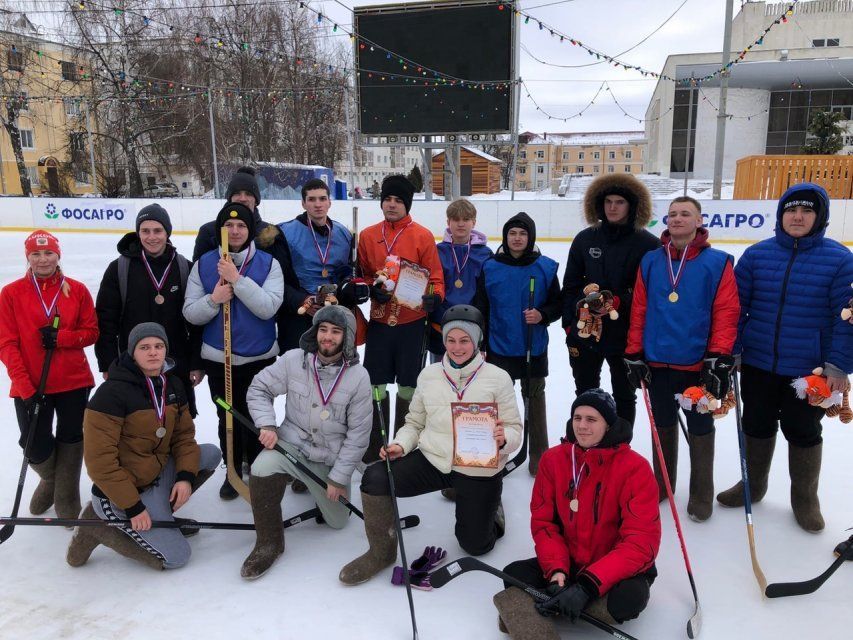 Орловские студенты и преподаватели сыграли в хоккей с мячом в валенках