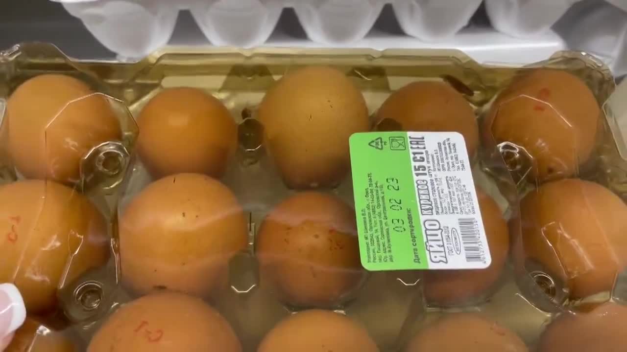 Амчане засняли ползающих по продуктам в "Магните" насекомых