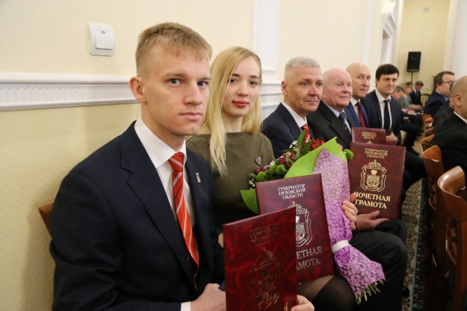 Вернулись с ЧМ с медалями: орловских легкоатлетов чествовали в облправительстве