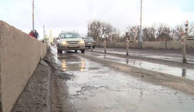 В Орел несколько месяцев не могут доставить кран для ремонта моста Дружбы