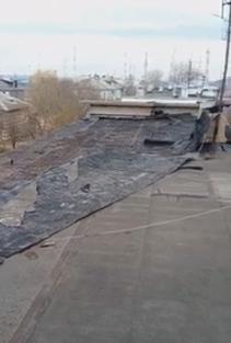 "По документам ремонт крыши был осуществлен в 2025 году, по факту накидали кусков на старое покрытие". Крышу в многоквартирном доме в поселке Стальной конь сдул ветер