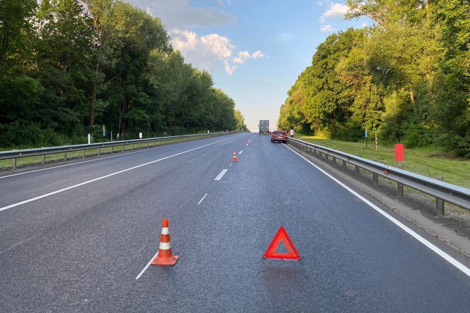 На орловской трассе легковушка врезалась в отбойник, а потом протаранила грузовик