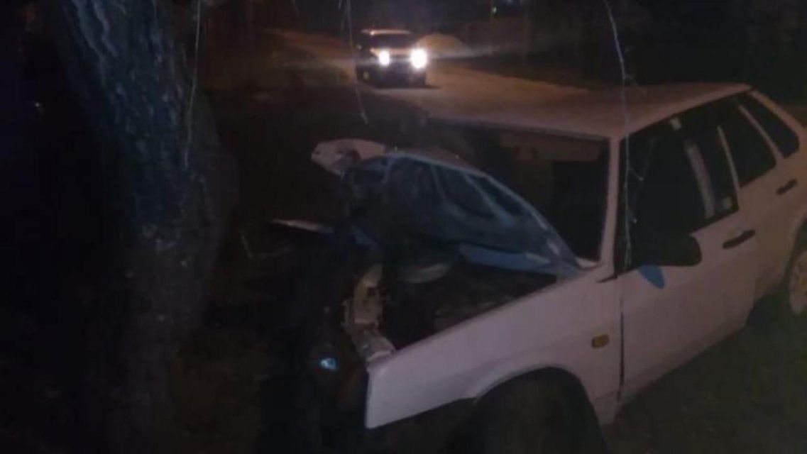 Без прав и под градусом: на Орловщине парень на ВАЗе влетел в дерево