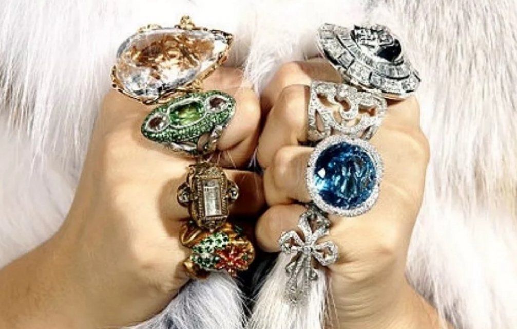 Ливенский адвокат остался без шубы и бриллиантов