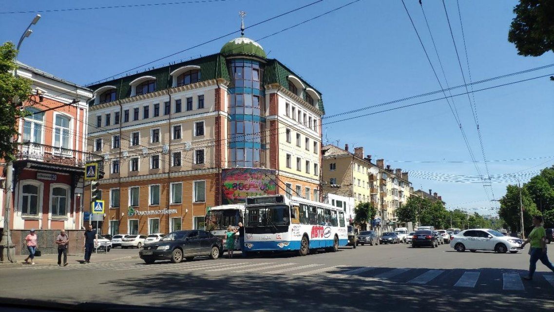 Фотофакт: в Орле маршрутка собрала пробку, «догнав» попутную иномарку