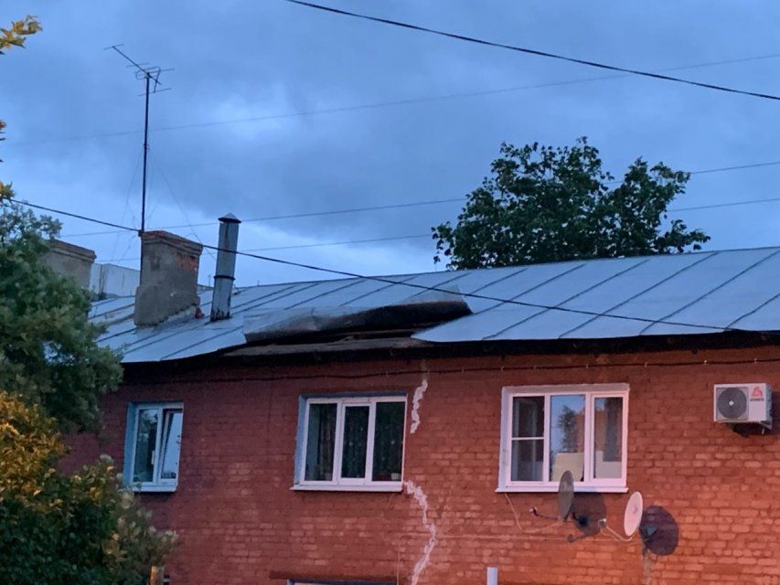 В Орле сильный ветер загнул крышу дома