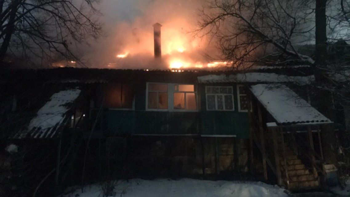ВИДЕО: ночью в Орле на 1-ой Посадской случился пожар в частном доме