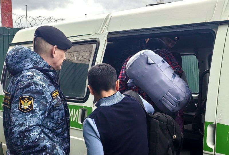 Орловские судебные приставы выдворили 6 нелегальных мигрантов 