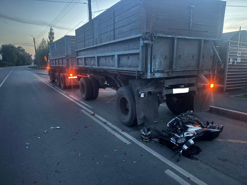 В Орловской области мотоциклист попал в больницу после столкновения с КамАЗом 