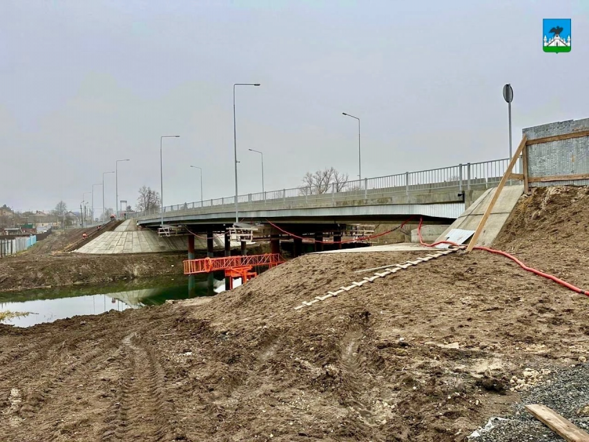 В Орле продолжают благоустраивать пространство под Колхозным мостом