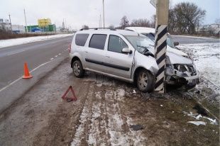 На Орловщине «Лада» влетела в световую опору после столкновения с ВАЗом 