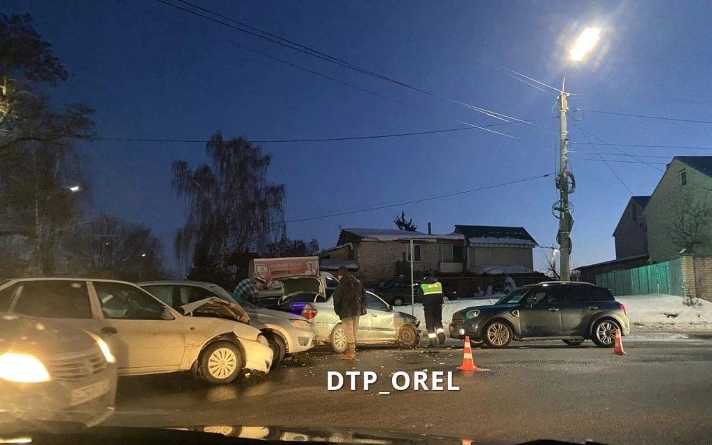 Глазами очевидцев: в Орле у моста Дружбы произошло массовое ДТП