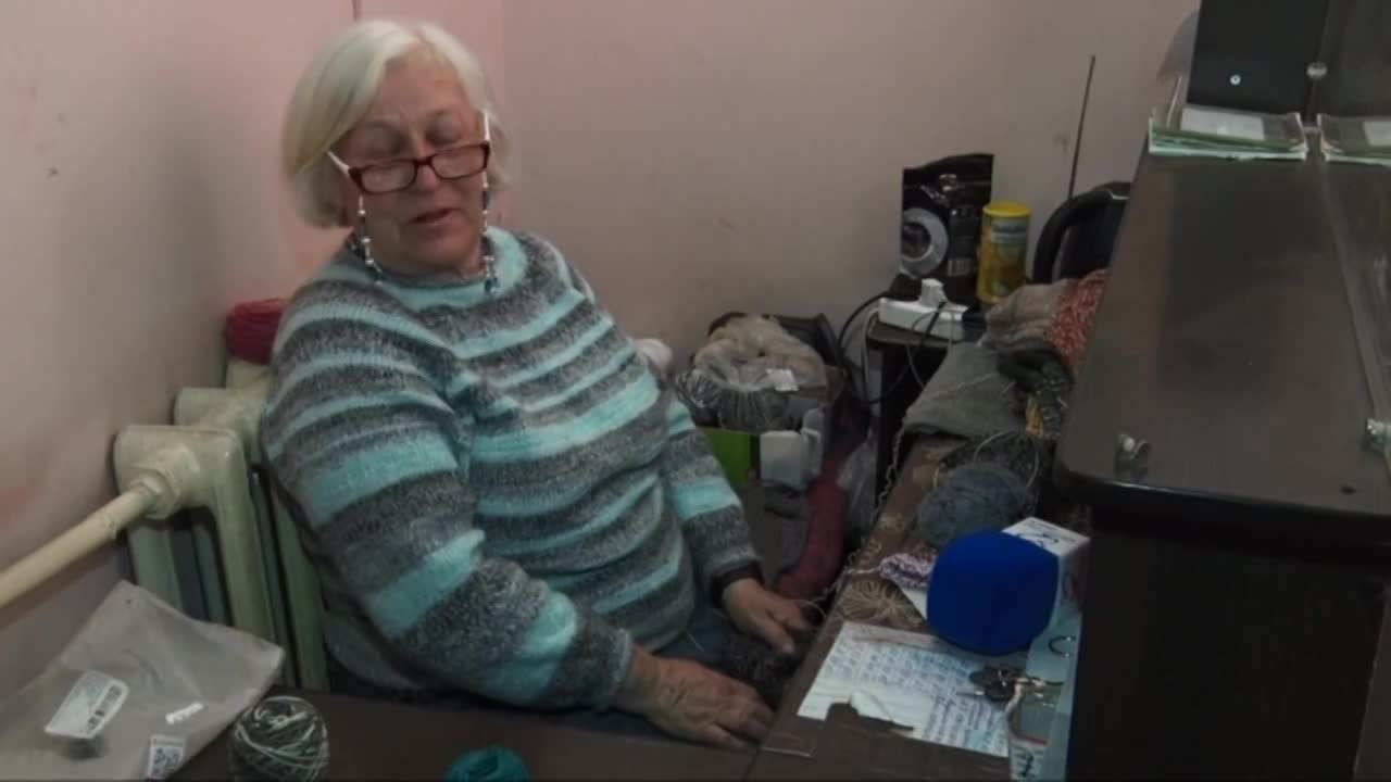 Бабушка вяжет носочки солдатам