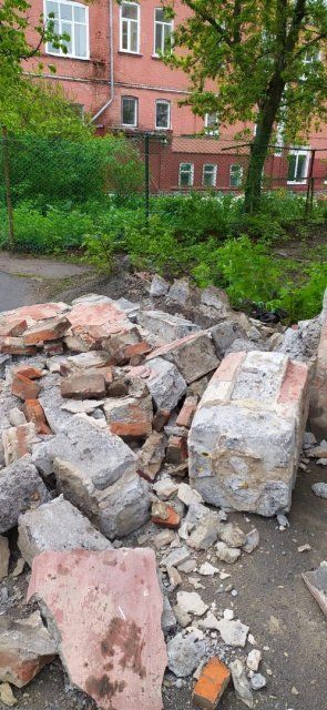 В Орле на второклассницу обрушилась стена ветхого здания