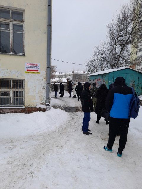 Глазами очевидцев: Орловчане с температурой ожидают своей очереди к врачу на улице