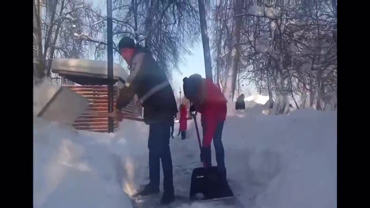 Вместо лопаты — клюшка. Губернатор и его подчиненные решили забыть о «снежных» проблемах города и сыграли в хоккей