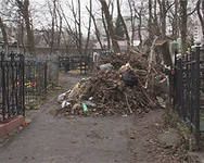 Кладбища "тонут" в мусоре