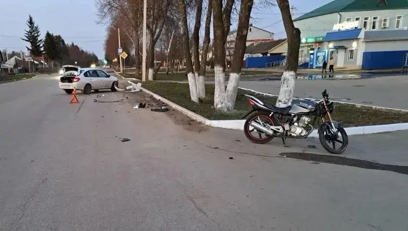ДТП в Глазуновке: мотоциклист без прав доставлен в больницу после столкновения
