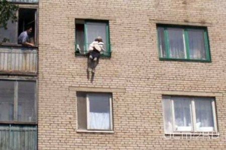 Люди падают из окон, а животные проваливаются в ямы: сводка МЧС за выходные