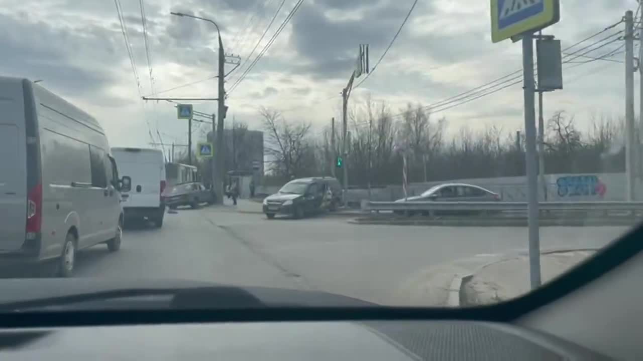 В Орле на Московском шоссе столкнулись легковушка и такси