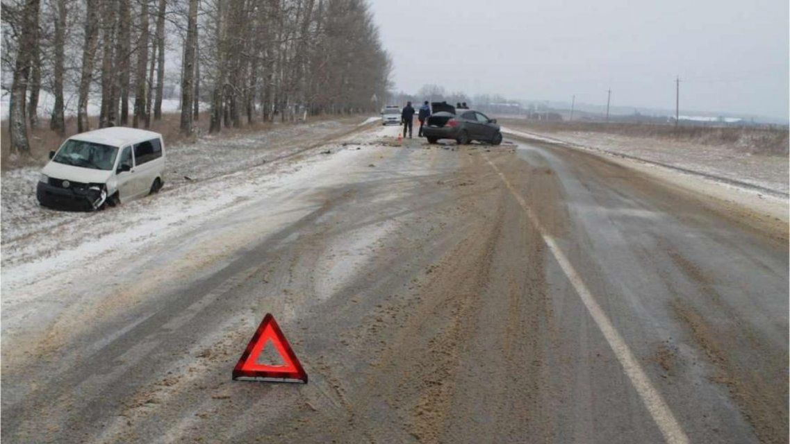 На трассе Орловщины не разъехались легковушка и микроавтобус