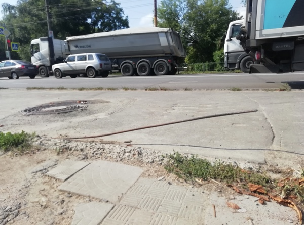 Глазами очевидцев: орловчане запечатлели торчащую из бордюра арматуру