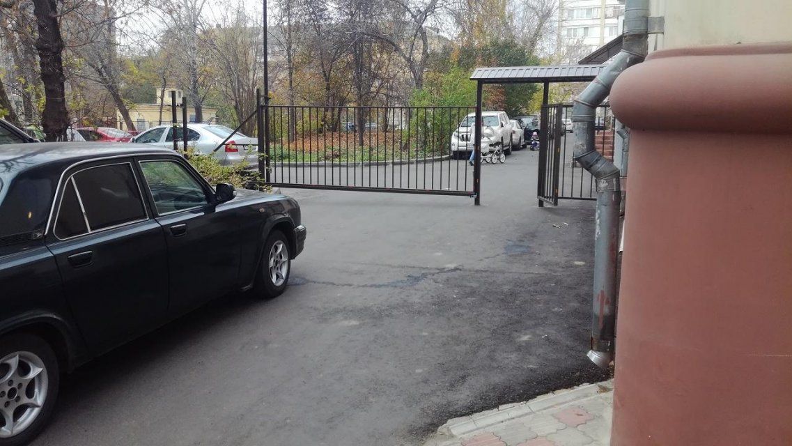 Жильцов дома в центре Орла обвинили в самовольной установке шлагбаума