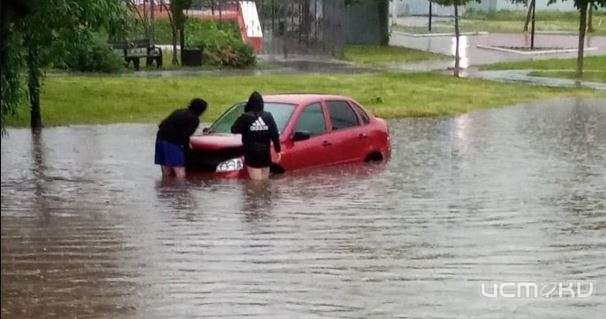 В Орле 4 машины заглохли в огромной луже