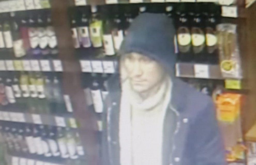 Фото: в Орле разыскивают мужчину, сделавшего покупки за чужой счет