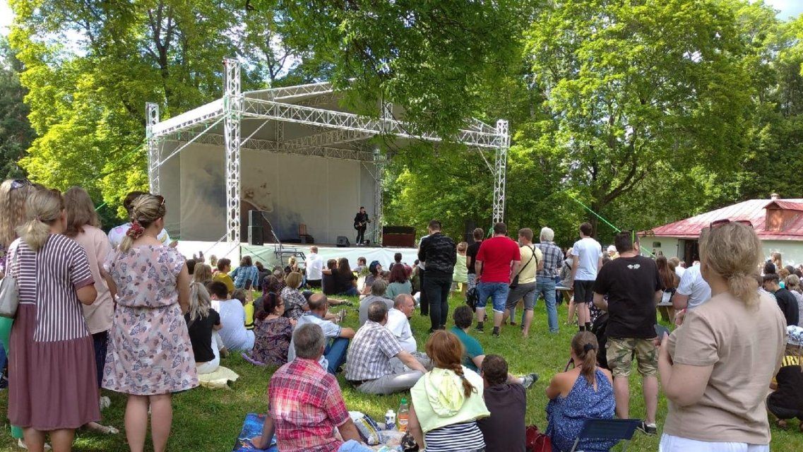 Экс-вокалист «Арии» дал акустический концерт на сцене Спасского