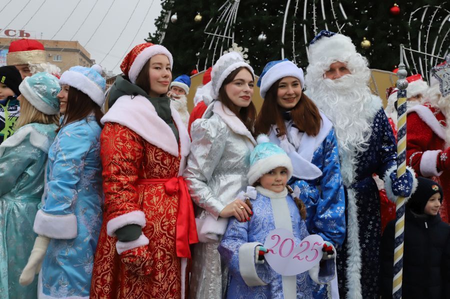В Орле прошел парад Дедов Морозов и Снегурочек