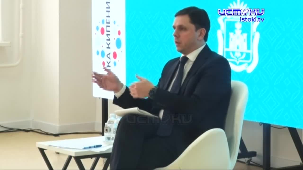 Пресс-конференция, на которую позвали все СМИ, невзирая на лояльность к орловским властям. Такое сейчас происходит редко. О чем журналисты спрашивали ...