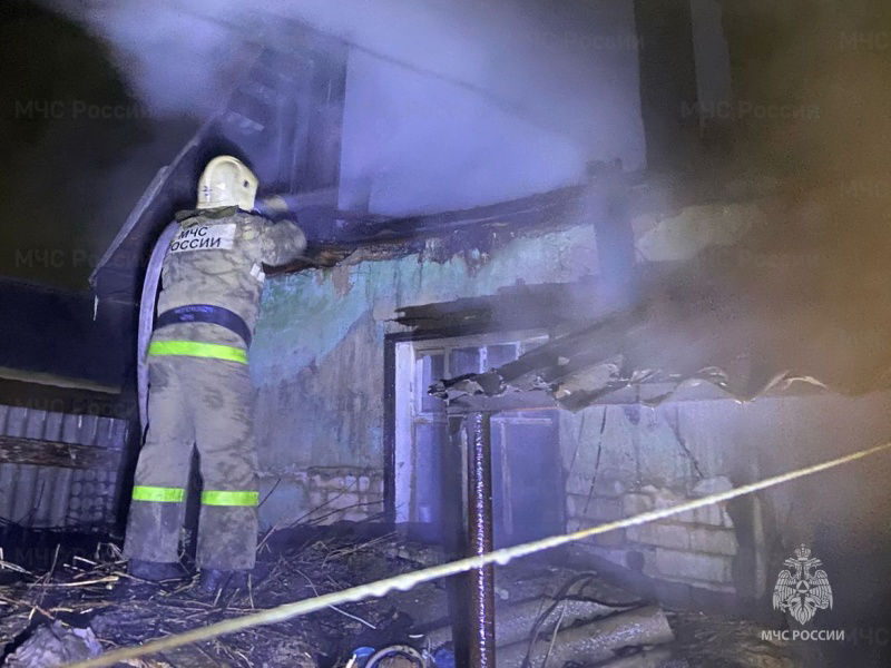 В Орле и Ливнах пожарные спасли людей и соседние жилые помещения 