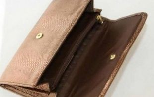 Полицейские разыскивают подозреваемую в краже денег у пенсионерки