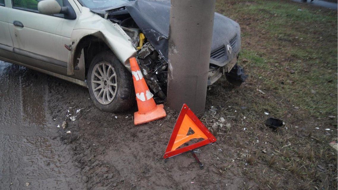 На Карачевском шоссе в Орле водитель «Рено» влетел в фонарный столб