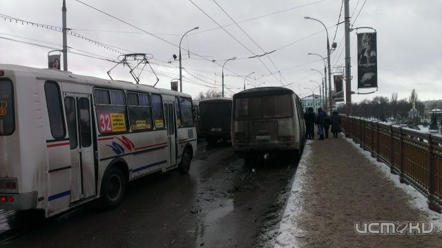 Сегодня полдня стоял Красный мост