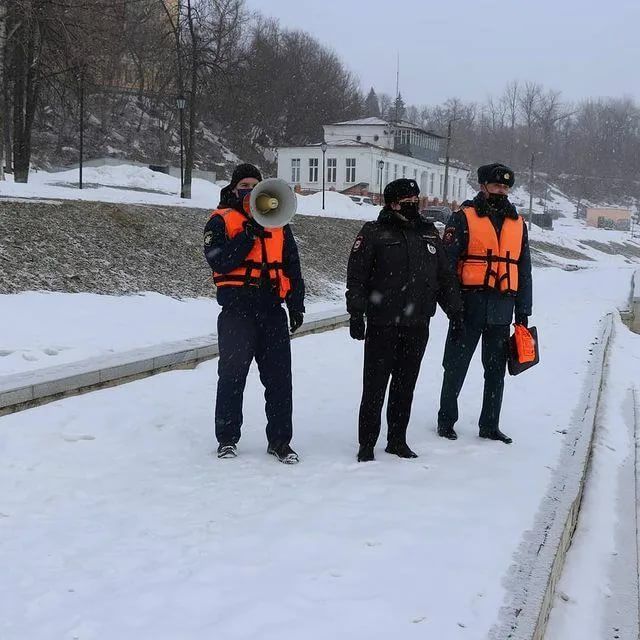 Орловские спасатели отрабатывали сегодня навыки по спасению человека, который попал в ледовый плен